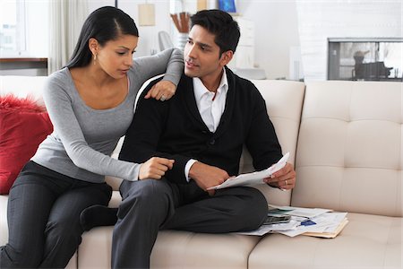 soho - Couple on Sofa with Bills Foto de stock - Sin royalties Premium, Código: 600-01753564