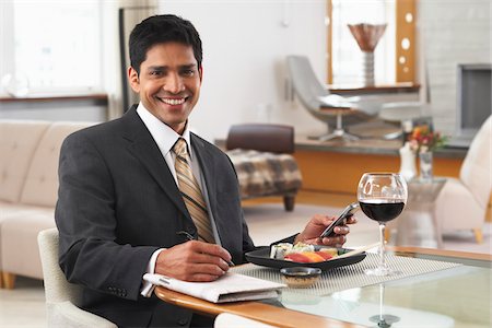 soho - Man Using Cellular Phone at Dinner Table Foto de stock - Sin royalties Premium, Código: 600-01753561