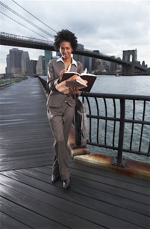 simsearch:600-01764114,k - Businesswoman by Brooklyn Bridge, New York City, New York, USA Foto de stock - Sin royalties Premium, Código: 600-01764110