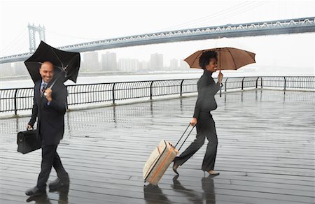 Gens d'affaires marchant sous la pluie par le pont de Brooklyn, New York City, New York, États-Unis Photographie de stock - Premium Libres de Droits, Code: 600-01764138