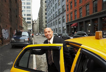 simsearch:600-01695085,k - Homme d'affaires sortant Taxi, New York City, New York, États-Unis Photographie de stock - Premium Libres de Droits, Code: 600-01764168