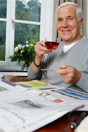 simsearch:600-01764446,k - Man Drinking Tea, Reading Newspaper Foto de stock - Sin royalties Premium, Código: 600-01764443