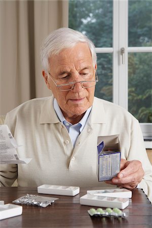 septuagenario - Man Taking Medication Foto de stock - Sin royalties Premium, Código: 600-01764467