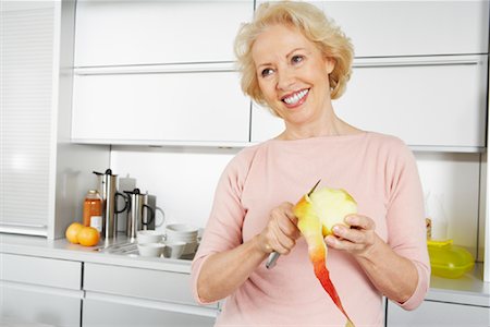 single old woman - Woman Peeling Apple Foto de stock - Sin royalties Premium, Código: 600-01764532