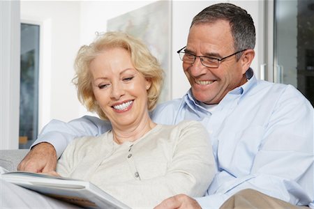 relaxed older lady reading book - Couple on Sofa with Book Foto de stock - Sin royalties Premium, Código: 600-01764556