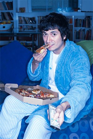 L'homme Pizza manger et regarder la télévision Photographie de stock - Premium Libres de Droits, Code: 600-01764704