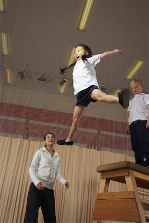 student jumping to school - Kids Doing Gymnastics Foto de stock - Sin royalties Premium, Código: 600-01764837