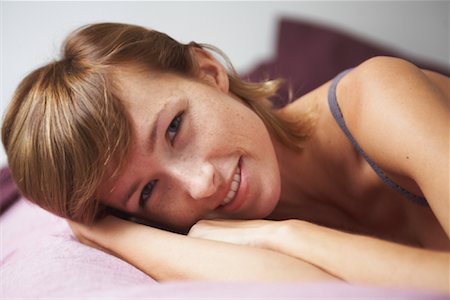 simsearch:600-01787405,k - Woman in Bed Foto de stock - Royalty Free Premium, Número: 600-01787395