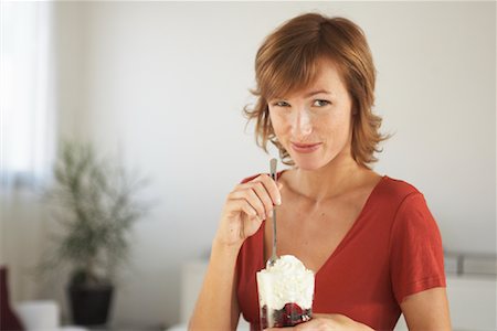 sundae - Woman Eating Sundae Foto de stock - Sin royalties Premium, Código: 600-01787416