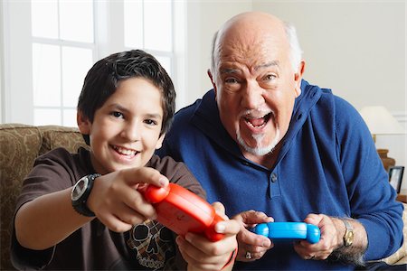 Grandfather and Grandson Playing Video Games Foto de stock - Sin royalties Premium, Código: 600-01787564