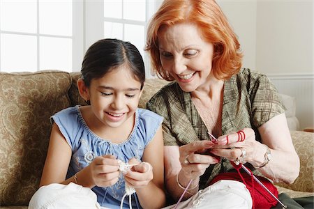 Grandmother and Granddaughter Knitting Foto de stock - Sin royalties Premium, Código: 600-01787562