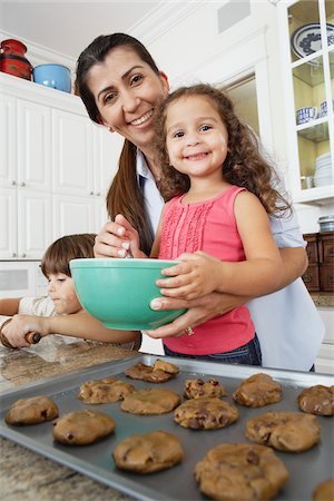 Mother and Children Baking Cookies Foto de stock - Sin royalties Premium, Código: 600-01787588