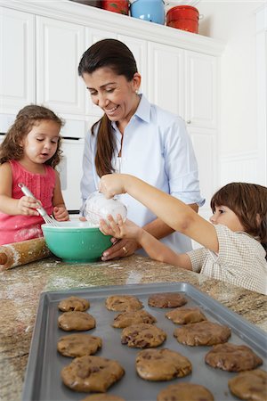simsearch:600-01787589,k - Mother and Children Baking Cookies Stockbilder - Premium RF Lizenzfrei, Bildnummer: 600-01787590