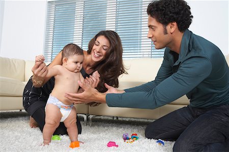 first steps baby - Baby Taking First Steps Foto de stock - Sin royalties Premium, Código: 600-01787684