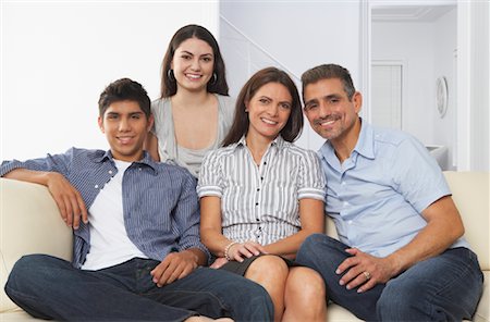 family group hispanic indoors - Portrait de famille Photographie de stock - Premium Libres de Droits, Code: 600-01787697