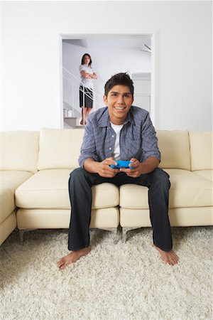 Teenaged Boy Playing Video Games Foto de stock - Sin royalties Premium, Código: 600-01787690