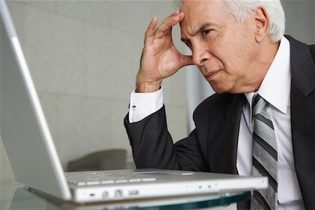 senior technology confused - Businessman Using Laptop Computer Foto de stock - Sin royalties Premium, Código: 600-01787720