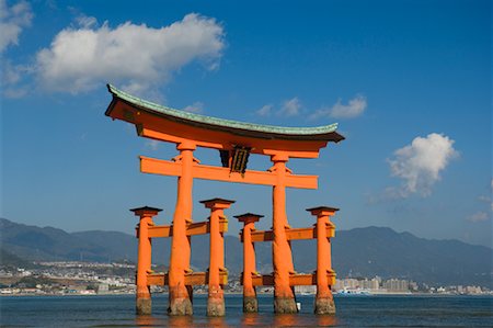 portão de torii - Torii Gate, Hiroshima Bay, Miyajima, Honshu, Japan Foto de stock - Royalty Free Premium, Número: 600-01787928