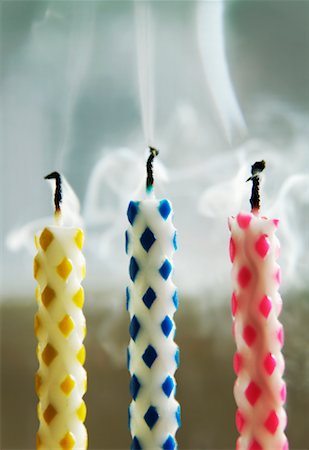 Close-Up of Extinguished Birthday Candles Foto de stock - Sin royalties Premium, Código: 600-01788185