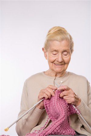 simsearch:600-01788453,k - Woman Knitting Stockbilder - Premium RF Lizenzfrei, Bildnummer: 600-01788469