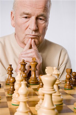 Portrait of Man Playing Chess Foto de stock - Sin royalties Premium, Código: 600-01788480