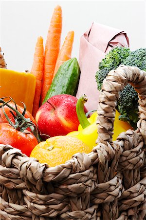 fruta y verdura - Basket of Fresh Food Foto de stock - Sin royalties Premium, Código: 600-01788526