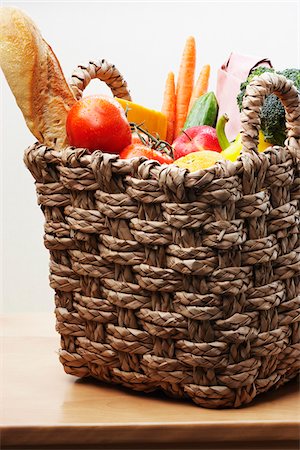 simsearch:600-05662604,k - Basket of Fresh Food Photographie de stock - Premium Libres de Droits, Code: 600-01788528