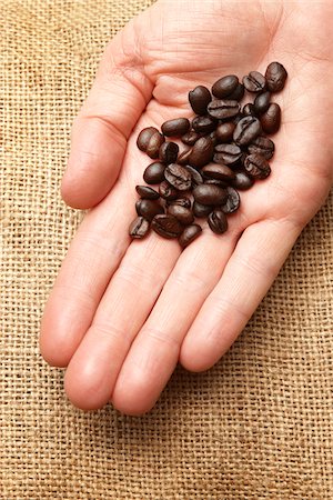 Hand Holding Coffee Beans Photographie de stock - Premium Libres de Droits, Code: 600-01788543