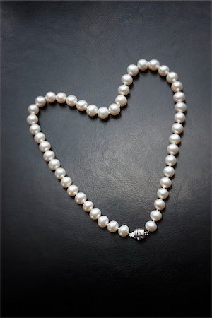 pearl - String of Pearls in Heart Shape Stock Photo - Premium Royalty-Free, Code: 600-01788550