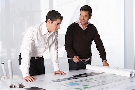 Architects Looking at Blueprint Foto de stock - Sin royalties Premium, Código: 600-01788820