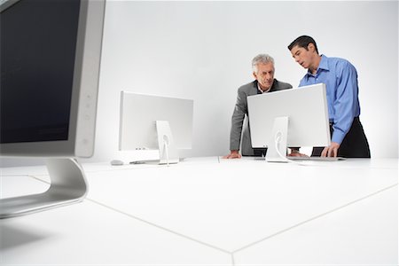 Businessmen Looking at Computer Screen Foto de stock - Sin royalties Premium, Código: 600-01788836