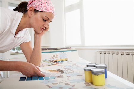 Femme regardant de papier peint et peinture nuancier Photographie de stock - Premium Libres de Droits, Code: 600-01827098