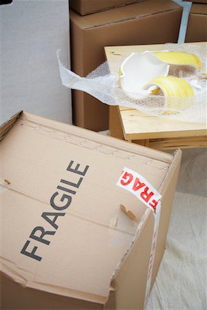 simsearch:600-02801106,k - Broken Vase and Moving Box Stock Photo - Premium Royalty-Free, Code: 600-01827135