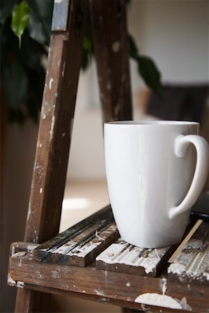 simsearch:600-02033682,k - Tasse à café sur une échelle de peinture Photographie de stock - Premium Libres de Droits, Code: 600-01827140