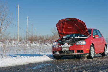 Car with Hood Up in Winter on Country Road Foto de stock - Sin royalties Premium, Código: 600-01828702