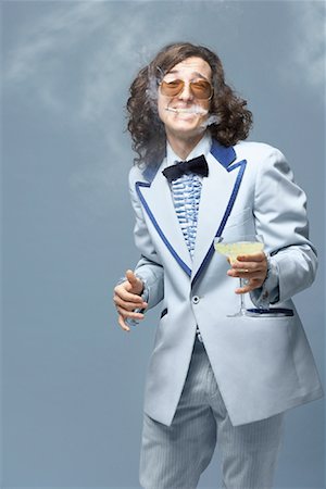 Portrait of Man Smoking, Holding Beverage Foto de stock - Sin royalties Premium, Código: 600-01837497