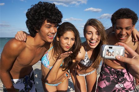 sesión fotográfica - Friends Posing for Picture on Beach Foto de stock - Sin royalties Premium, Código: 600-01838202