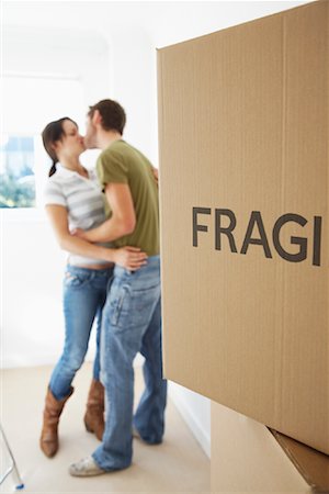 Paar küssen in neues Zuhause Stockbilder - Premium RF Lizenzfrei, Bildnummer: 600-01838271