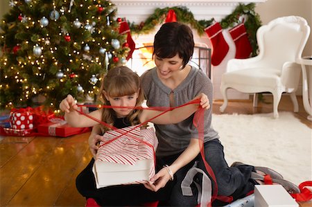 family christmas blond not outdoors - Mother and Daughter Wrapping Christmas Presents Foto de stock - Sin royalties Premium, Código: 600-01838449