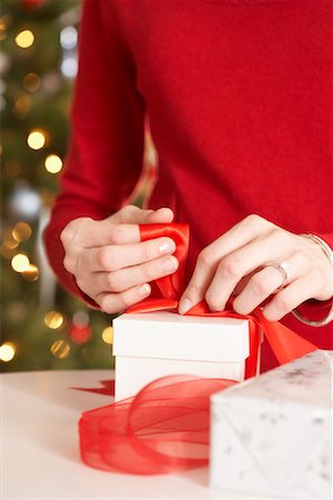 simsearch:700-00795359,k - Woman Wrapping Christmas Present Fotografie stock - Premium Royalty-Free, Codice: 600-01838461