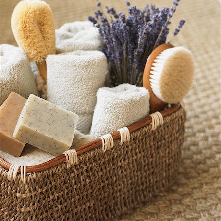 scrub-brush - Nature morte de panier avec serviettes, savon, brosses et lavande Photographie de stock - Premium Libres de Droits, Code: 600-01838658