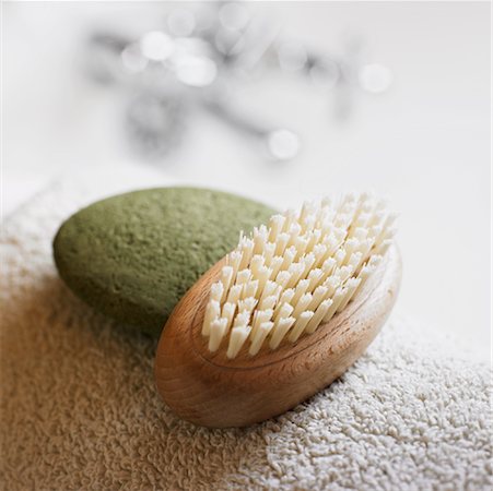 Nature morte de la brosse avec du savon argile Photographie de stock - Premium Libres de Droits, Code: 600-01838651