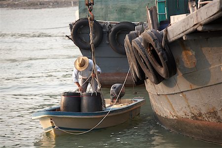 Man Loading Boat, Tai O, Lantau Island, China Foto de stock - Royalty Free Premium, Número: 600-01879039
