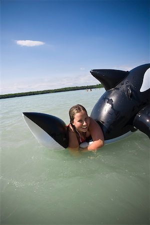 Girl in Water with Inflatable Whale Foto de stock - Sin royalties Premium, Código: 600-01879140