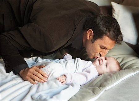 Father Kissing Baby Foto de stock - Sin royalties Premium, Código: 600-01887401