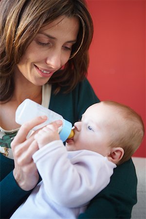 simsearch:695-05780170,k - Mother Feeding Baby with Bottle Fotografie stock - Premium Royalty-Free, Codice: 600-01887412