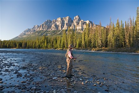 L'homme pêche en rivière de montagne, le Parc National Banff, Alberta, Canada Photographie de stock - Premium Libres de Droits, Code: 600-01880363