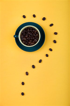 Kaffeetasse voller Kaffeebohnen Stockbilder - Premium RF Lizenzfrei, Bildnummer: 600-01954196