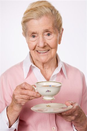 simsearch:600-01788464,k - Woman Drinking Tea Stockbilder - Premium RF Lizenzfrei, Bildnummer: 600-01954190