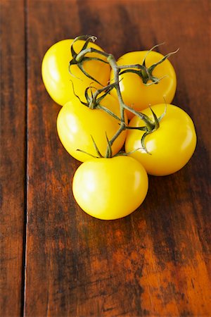 simsearch:600-01954601,k - Tomates jaunes Photographie de stock - Premium Libres de Droits, Code: 600-01954670